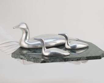 Sculpture familiale vintage Hoselton Loon : canards en aluminium sur marbre vert