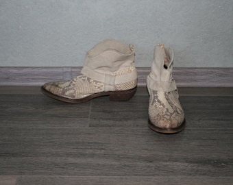 vintage beige croc suede leather women cowgirl ankle boots / size EU 37 / chunky heel pull on booties / made in Spain