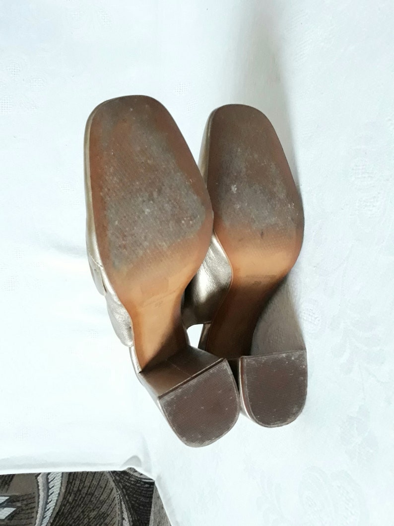 Vintage leather gold shoes square toe frontal flounce chunky heels sling back Women size 39 Made in Spain glamour festival footwear 90s