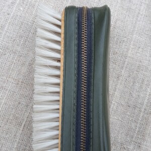 Brosse de nettoyage de chaussures vintage, rangement zippé, étui en cuir végétalien vert mousse / boîte à brosses rétro