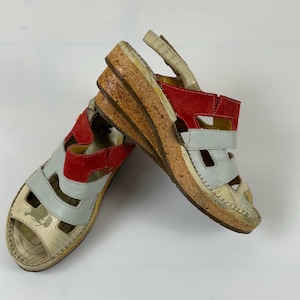 Färgglada damsandaler med slingback i läder, grovklackade platåskor, storlek 41EU 9.5US