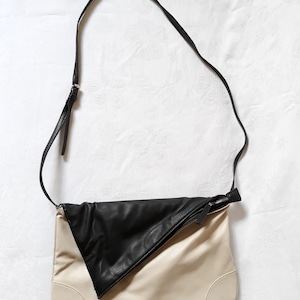 Vintage Leder Umhängetasche schwarz weiß aus Leder 1980er Jahre