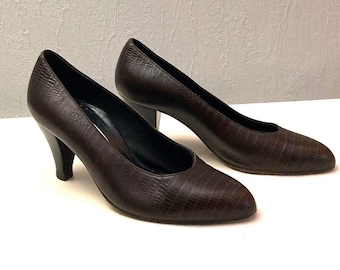 Vintage pumps van krokodillenleer: bruine hakken met spitse neus, made in Italy, maat 6.5US/37EU