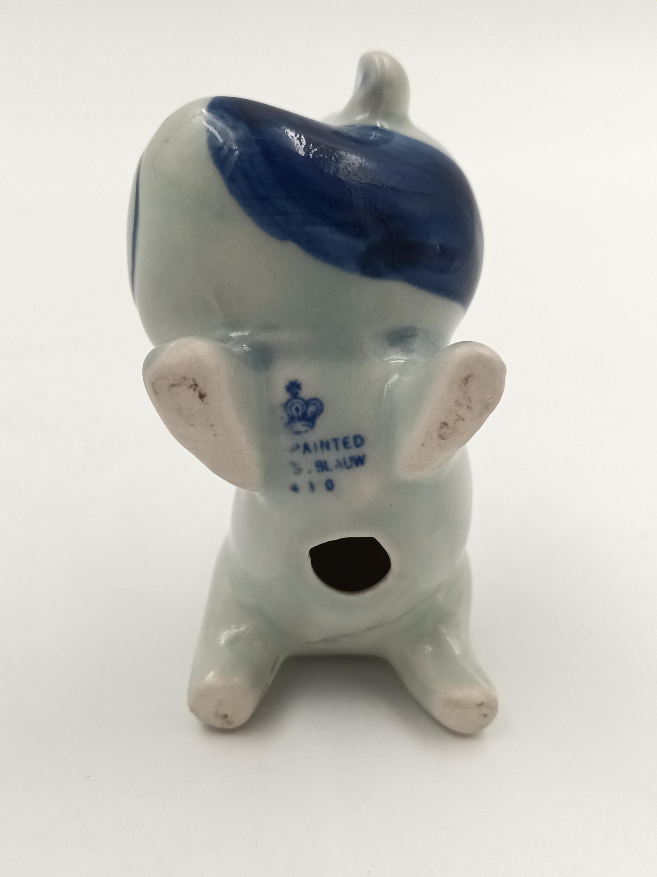 ヴィンテージ磁器牛の置物/青と白の手描きのブロー彫刻/収集価値のある
