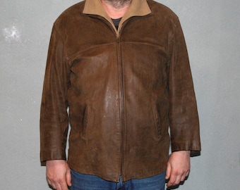 Può includere: Una giacca di pelle marrone con chiusura a zip e un rivestimento in pile marrone intorno al collo.