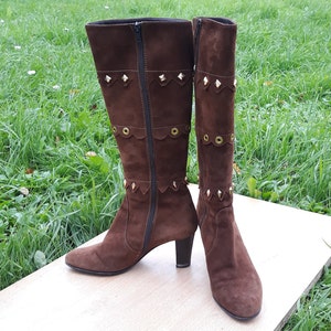 Vintage bruine suède knielaarzen met studs / damesmaat 38 / schoenen met blokhak / made in Italy