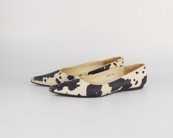 Vintage suède Dalmatische pompen in zwart en gebroken wit | Platte schoenen met puntige neus en lage hak voor dames | Maat EU39 | Jane Shilton