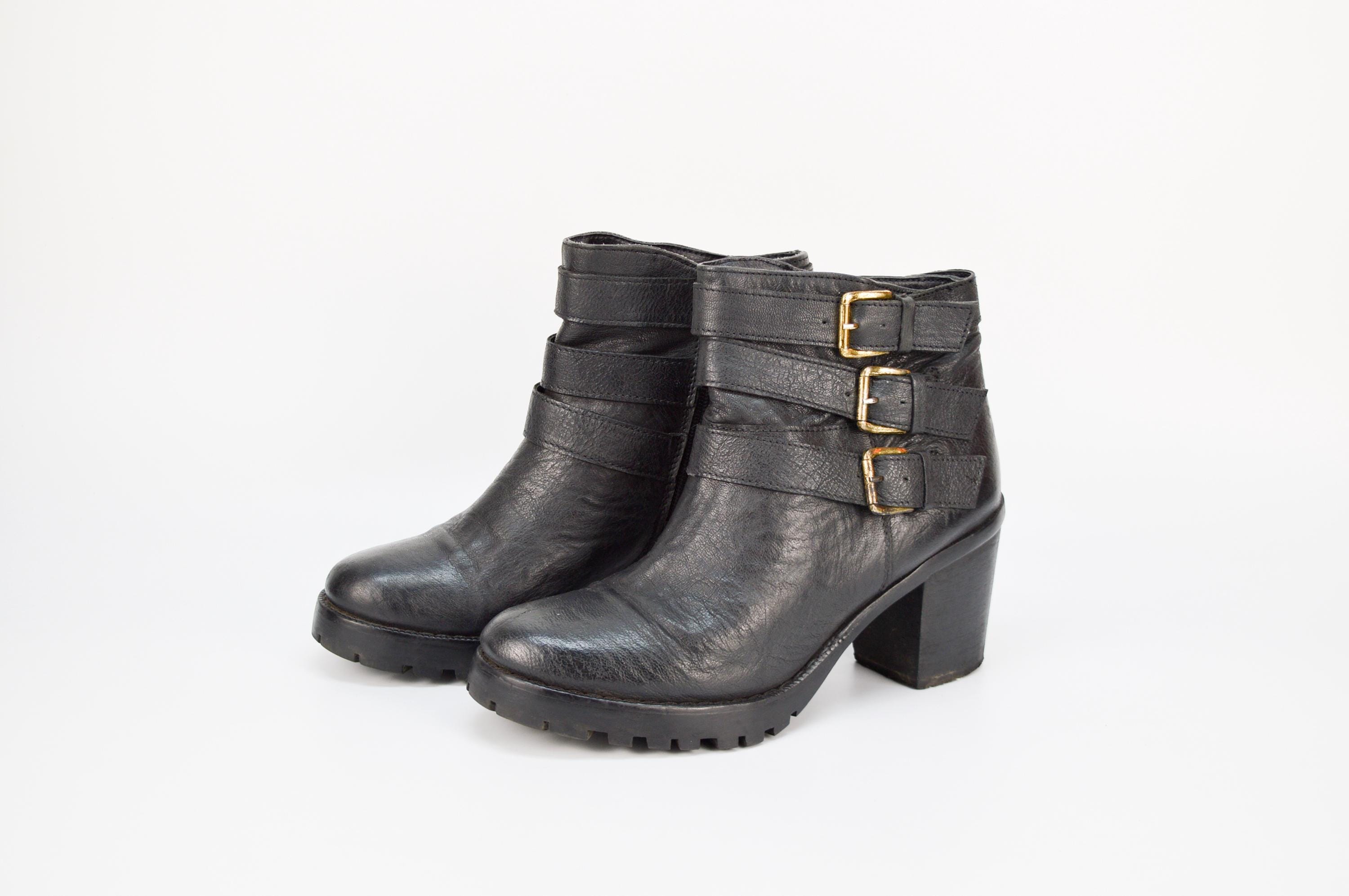 Vintage Schwarze Leder Stiefeletten: Goldene Schnalle Blockabsatz