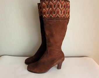 Vintage women brown suede leather embroidered boots / EU size 39 / round toe / winter knee heeled boot Italian