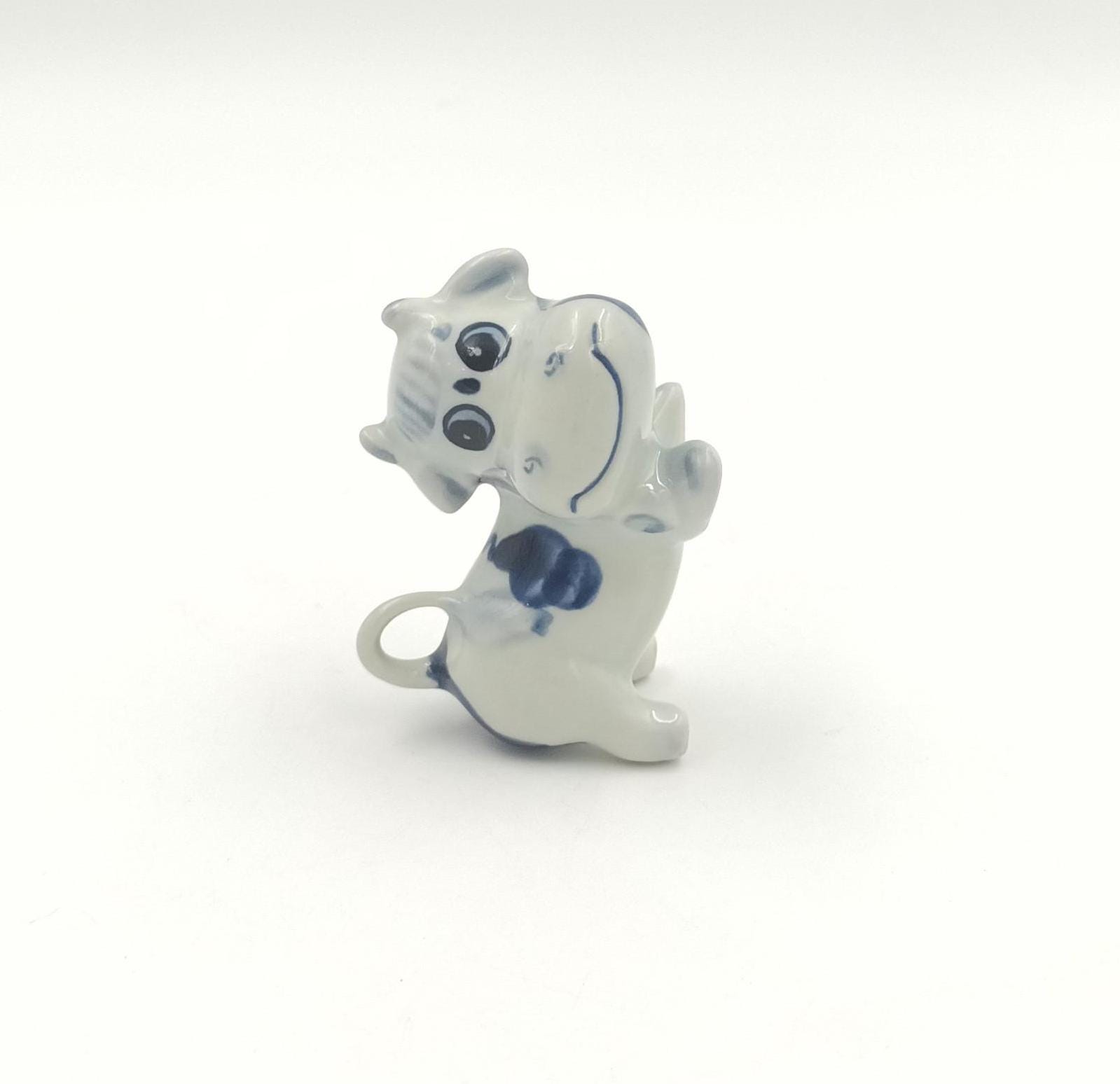 ヴィンテージ磁器牛の置物/青と白の手描きのブロー彫刻/収集価値のある