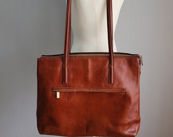 Vintage Leather Zipped Shoulder Bag in Caramel Brown | Large Handbag for Women | Pielle