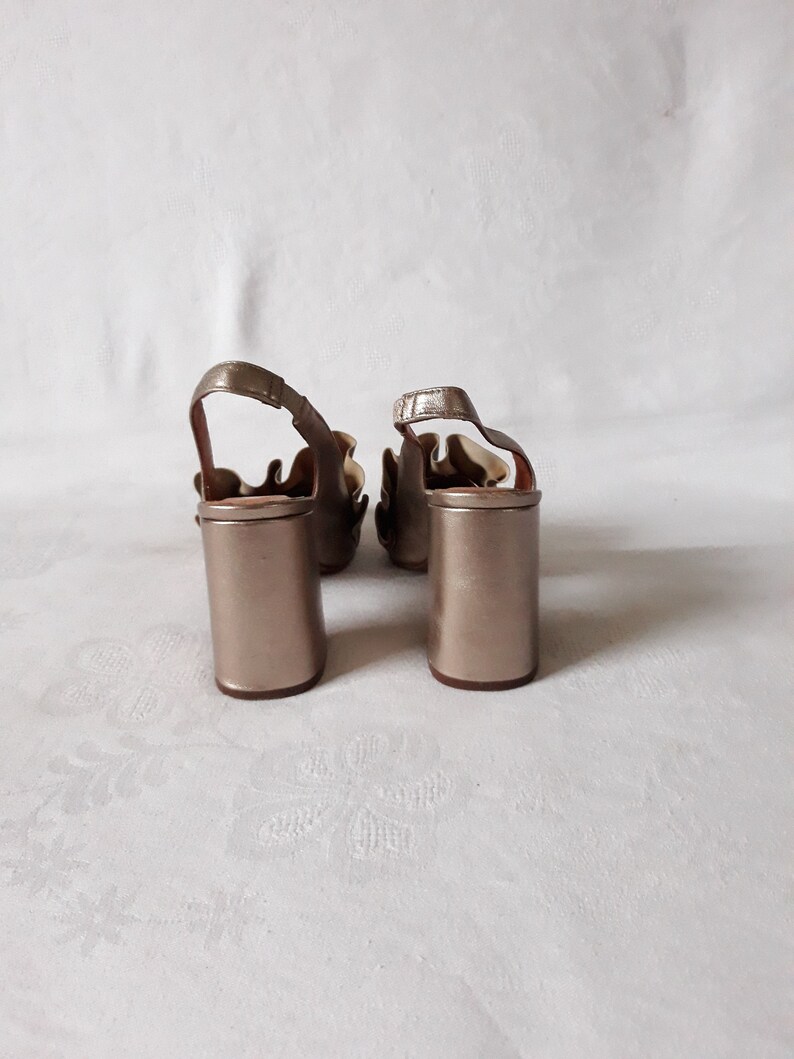 Vintage leather gold shoes square toe frontal flounce chunky heels sling back Women size 39 Made in Spain glamour festival footwear 90s