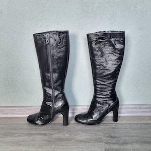 Bottes hauteur genou en cuir verni vintage : talons aiguilles noirs (UE 36 1/2)