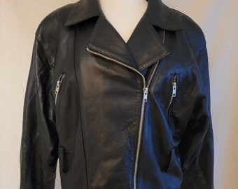 Chaqueta de motociclista vintage de cuero negro para mujer: atuendo de motociclista estilo años 80 con mangas murciélago.