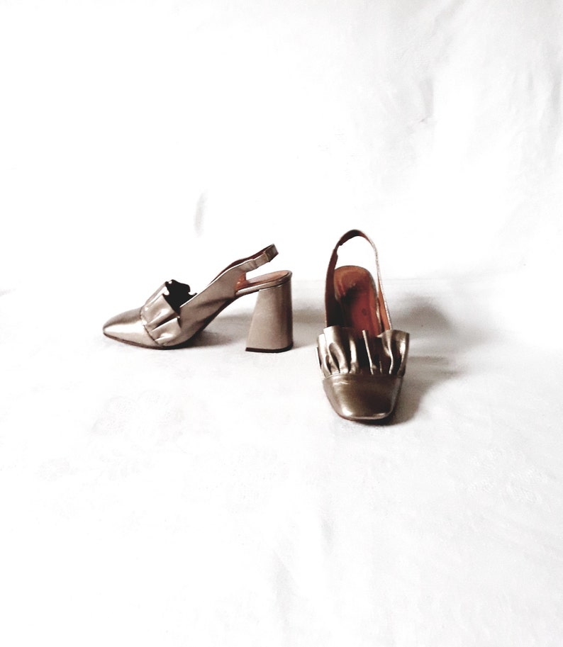 Vintage leather gold shoes square toe frontal flounce chunky heels sling back Women size 39 Made in Spain glamour festival footwear 90s