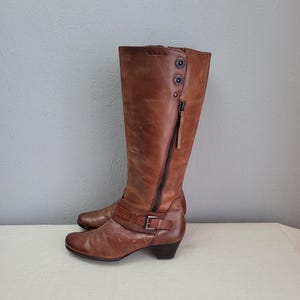 Vintage cognacbruine leren knielaarzen voor dames met dikke hak / maat 37,5 EU 6,5 VS van Tamaris