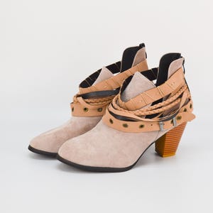 Vintage suède leren enkellaarsjes in beige | Boho laarsjes met bandjes en conische hak voor dames | Maat 39