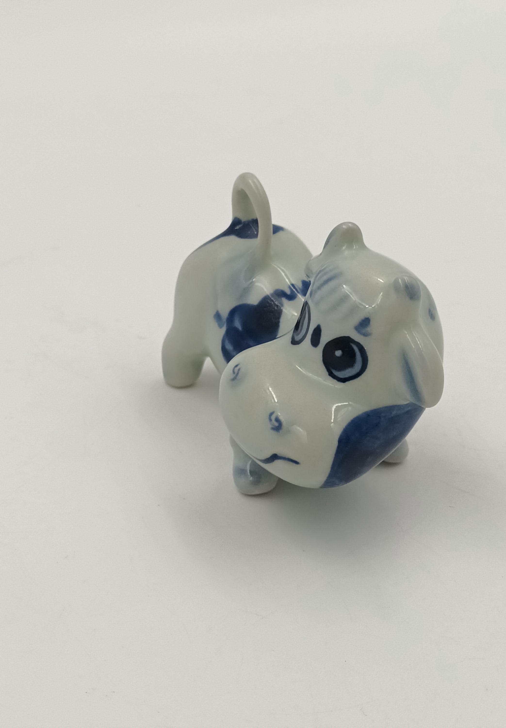 ヴィンテージ磁器牛の置物/青と白の手描きのブロー彫刻/収集価値のある