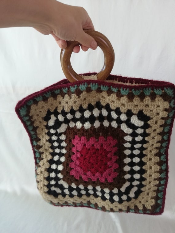Vintage crochet handbag with wooden top handle / … - image 4