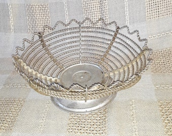 vintage Metal Fruit wire bowl / silver tone Basket Kitchen filigree tableware