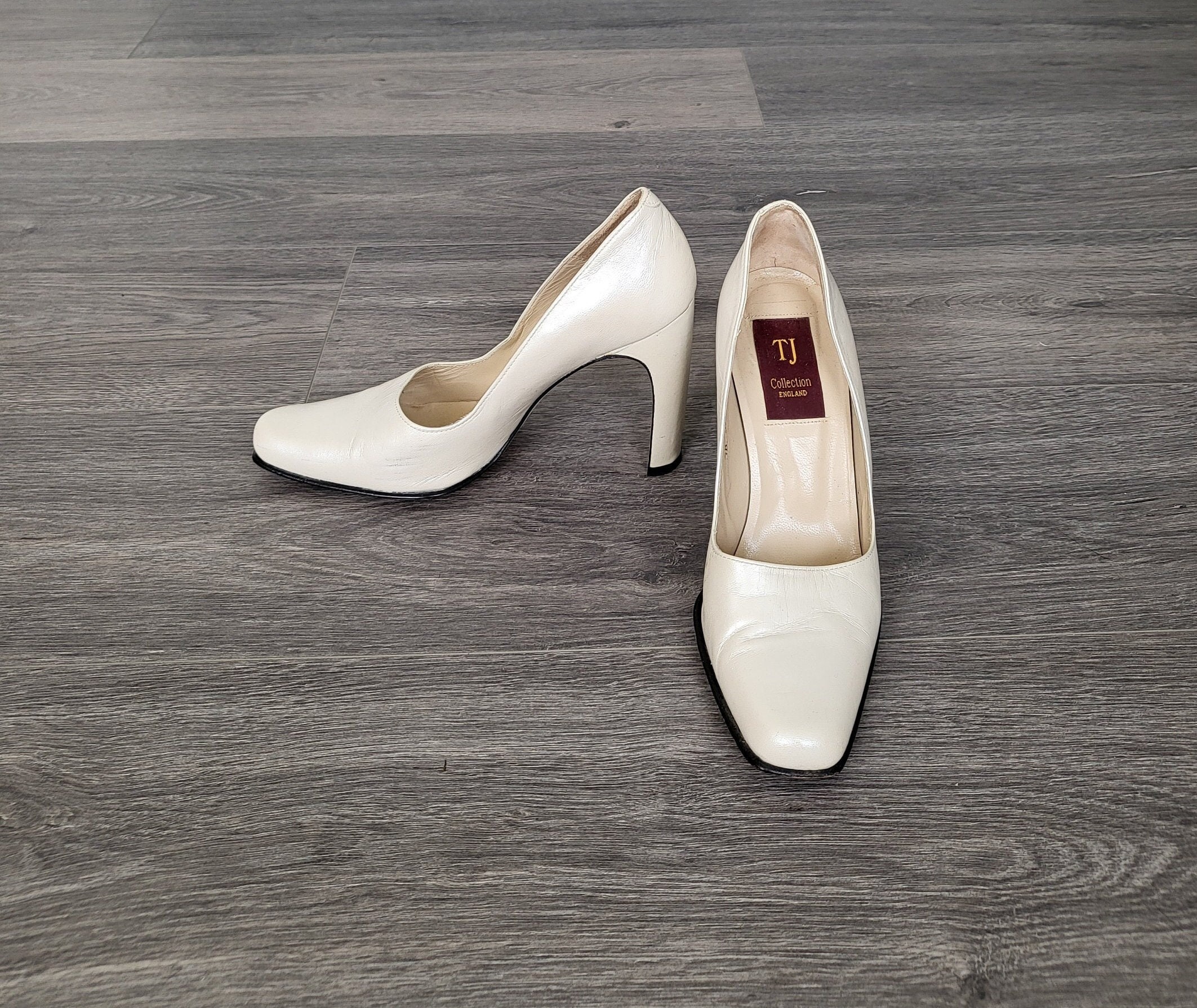 White pumps shop with gold heel