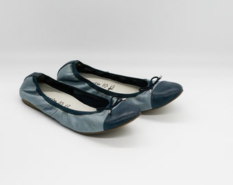 Baleriny Tamaris Leather: niebieskie, z noskiem typu cap toe i kokardą (rozmiar EU 41 / US 9,5)