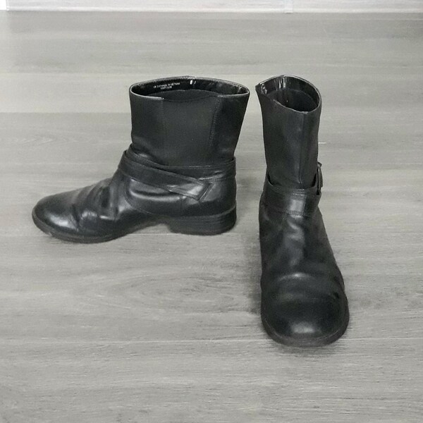 Vintage black ankle pull on boots / leather women flat CLARKS boots / UK 5 size