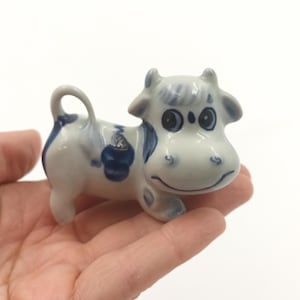 Vintage Porcelain Cow Figurine / blue and white handpainted blauw sculpture / collectible Delft gift