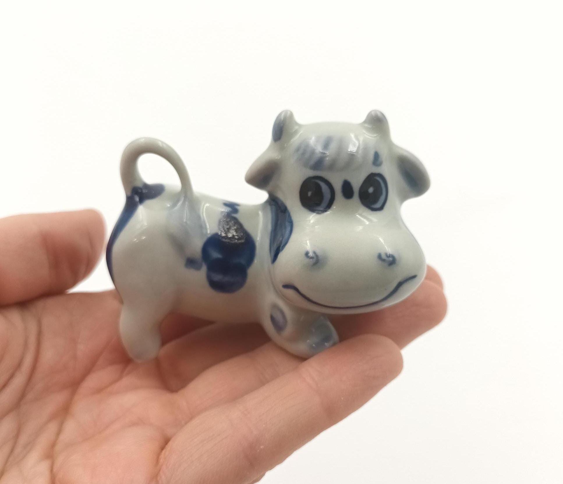 陶磁器 手描き 置物  うし ヴィンテージ磁器牛の置物/青と白の手描きのブロー彫刻/収集価値のある