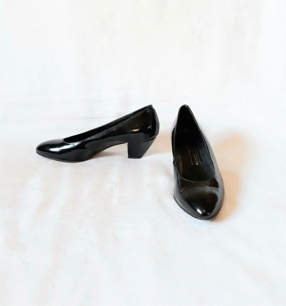 Vintage black patent Leather classic pumps shoes e