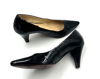 Zapatos de tacón de punta de charol negro vintage: tacón con suela roja, talla EU 38 / US 7