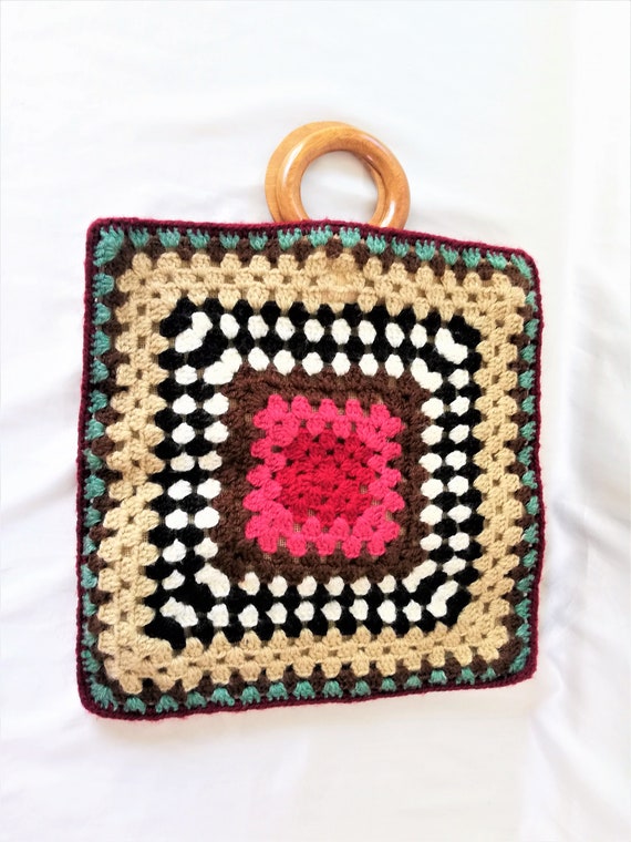 Vintage crochet handbag with wooden top handle / s