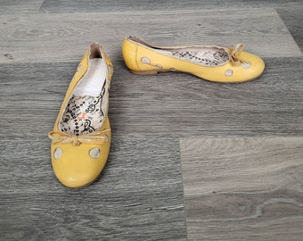 vintage women yellow bow leather loafers / perforated flat shoes / made in Portugal / 7 US size flats