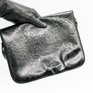 Vegan Reptil Leder Schulter/Crossbody Flap Bag in Schwarz | Geldbörse für Damen von Musla Ky Lisa Sumari | Hergestellt in Finnland