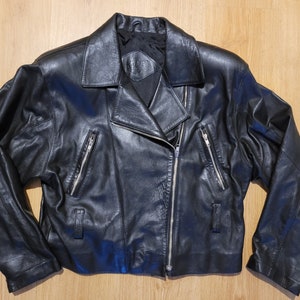 Blouson motard en cuir noir vintage : tenue de motard chauve-souris des années 80