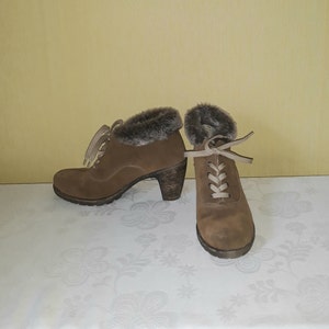 vintage bruine suède dames enkellaarzen met veters / maat 39EU 8US dikke hakken / Made in Germany