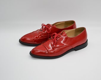 Vintage Patent Leather Lace Up Shoes in Lipstick Red | Pointy Toe Low Heel Flat Shoes for Women | Size EU 37 | Mano | Made in Italy