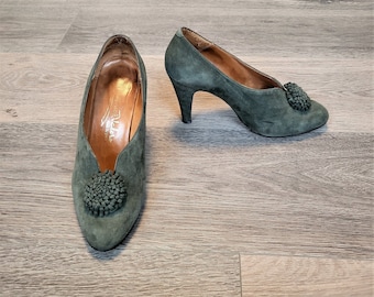 Zapatos de tacón de aguja vintage de ante verde: hebilla floral, talla 38 EU / 7 US