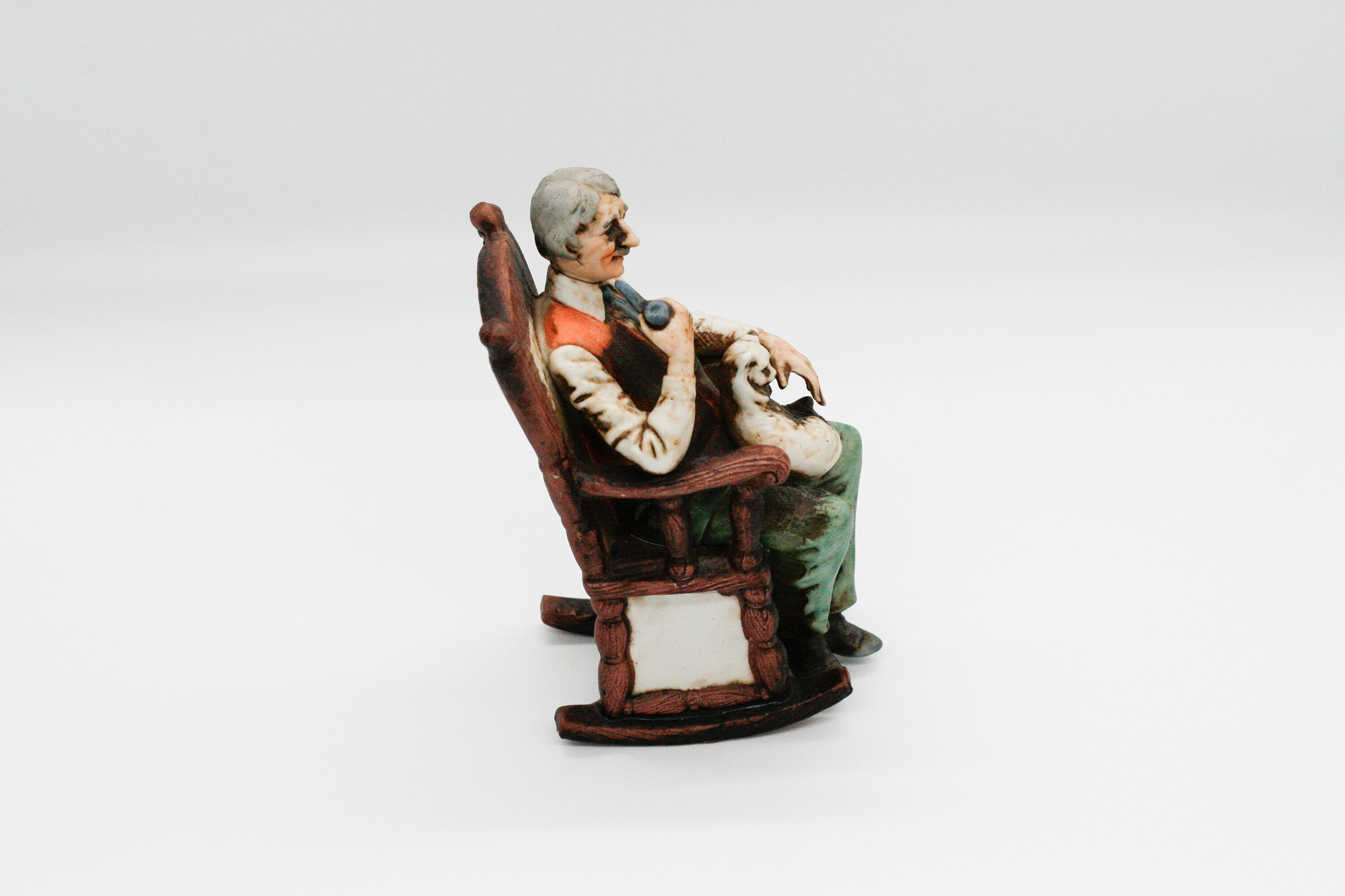 ヴィンテージ樹脂製陶器製ロッキングチェアに座るおじいさん / 大型