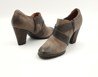 Clarks Leather Strappy Chunky Heel Pumps - EU38 US7.5
