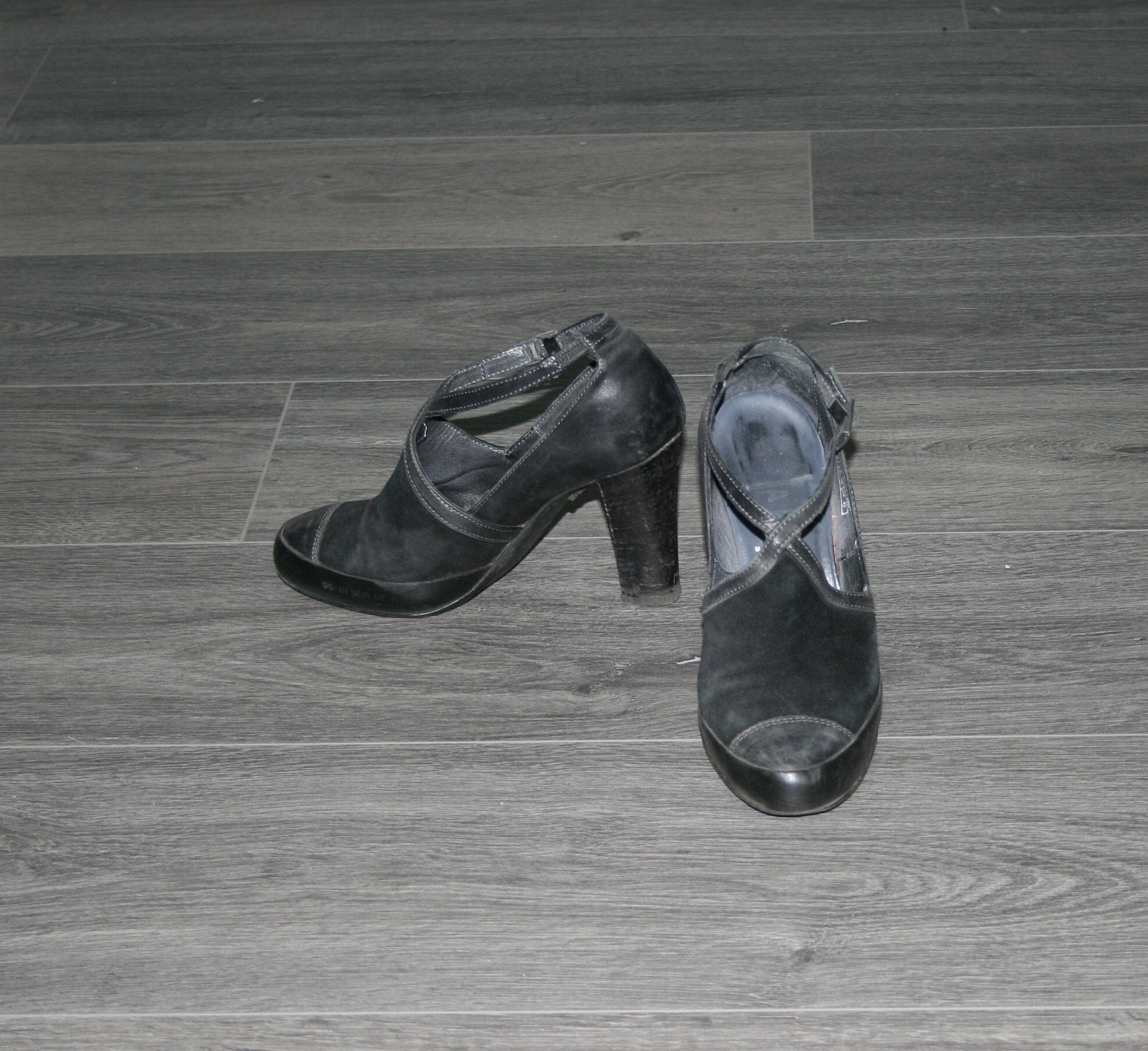 round toe black suede pumps