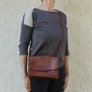 Bolsa de ombro vintage de couro marrom conhaque / Bolsa feminina estilo boho tipo carteiro