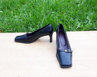 Vintage black vegan leather women pumps 90s square toe / chunky heel shoes / Size US 8