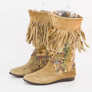 Vintage kalfslaarzen van suède en canvas in lichtbruin | Tribal platte treklaarzen met franjes voor dames | Maat 36 van Vincent