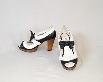 90's Silver Chunky Mary Jane Sandals / Block Heels / Size 10