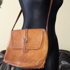 Vintage Cristian italienische Cognac Braun Florence Leder Crossbody-Tasche / Schultertasche mit Fuß / rustikale Boho-Riemen-Europäische Taschen
