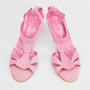 Sandalias vintage de ante rosa con tacón alto y tira trasera con adornos (talla 37)