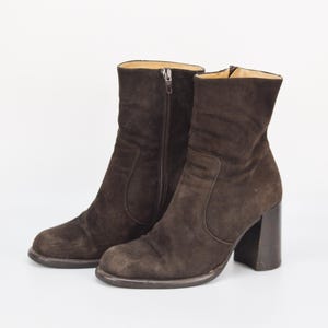 Vintage suède leren enkellaarsjes in donkerbruin | Booties met ronde neus en hoge blokhak met rits voor dames | Maat 36EU 5US | Gemaakt in Italië