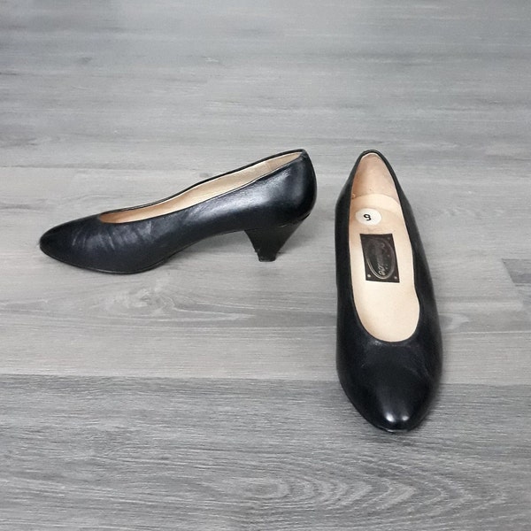 vintage women leather black heels shoes / 8 UK large size / pumps with cone heel / made in Spain