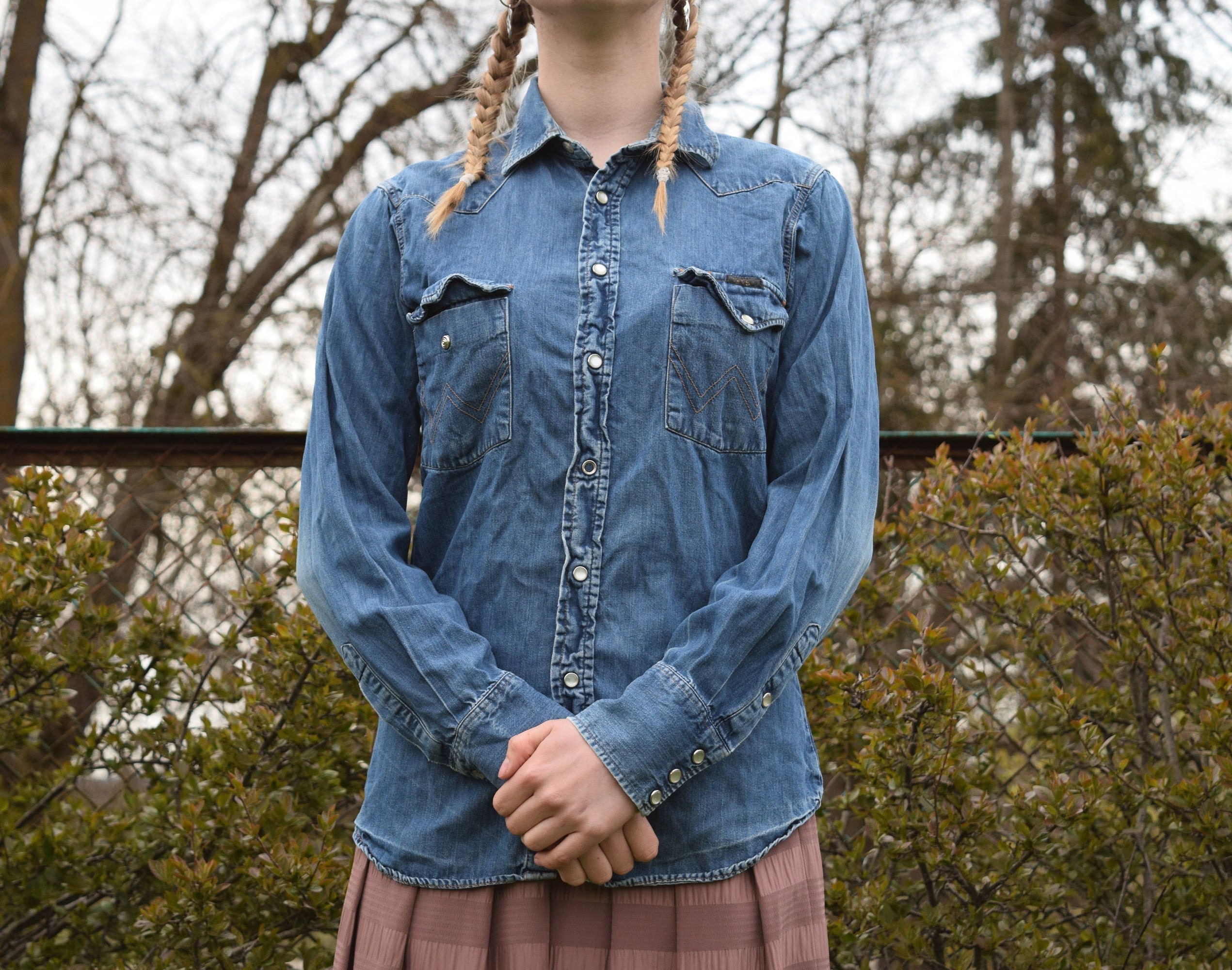 ShopExile Wrangler Denim Shirt Y2K Pearl Snap Blue Jean Button Up Top Long Sleeve Plain Basic Western Streetwear Boyfriend Vintage 00S Mens Medium 15